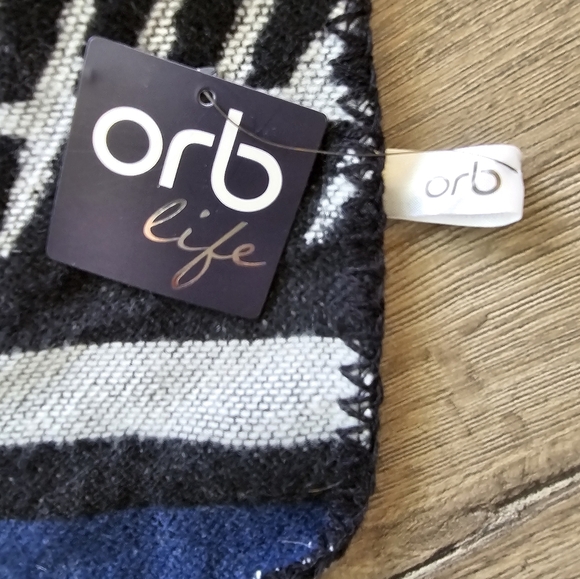 Beautiful ORB Aztec Reversible Blanket Wrap - Picture 4 of 5